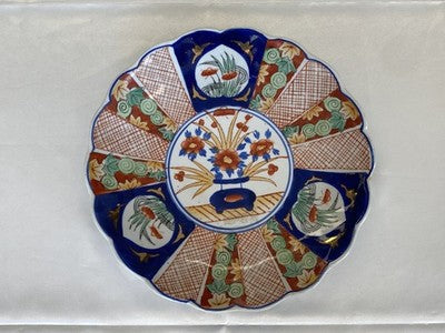 Imari-Teller mit Muschelrand, Japan um 1900, 22,2 cm