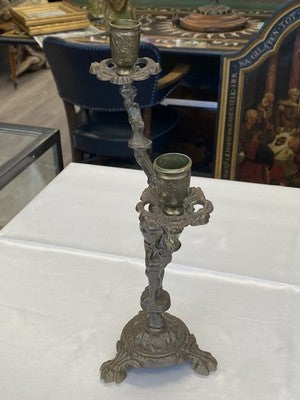 Zweiarmiger Kerzenleuchter mit Putto, antik, 31 cm