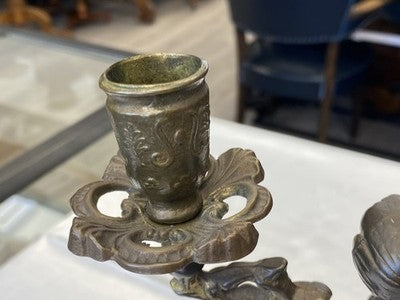 Zweiarmiger Kerzenleuchter mit Putto, antik, 31 cm