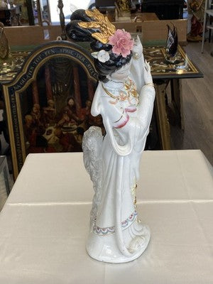 Geisha Porzellanfigur mit Blüten, handbemalt, 45,5 cm