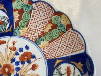 Imari-Teller mit Muschelrand, Japan um 1900, 21,4 cm