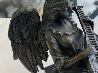 Bronze-Engel mit Laute auf Marmorsockel, 16,5 cm
