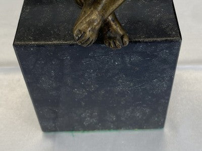 Bronze-Putto sitzend auf Marmorsockel, 22,5 cm