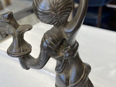 Zweiarmiger Kerzenleuchter mit Putto, antik, 31 cm
