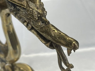Zweiarmiger Kerzenleuchter Messing – Drachen-Darstellung, wohl China