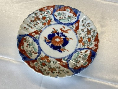 Imari-Teller mit Chrysantheme, Japan um 1900, 21,5 cm