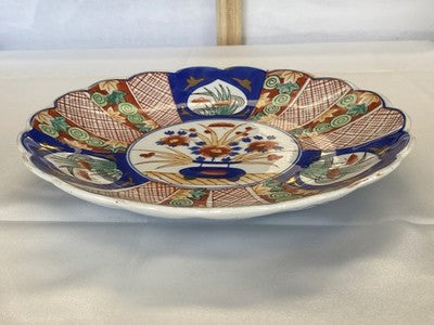 Imari-Teller mit Muschelrand, Japan um 1900, 21,9 cm