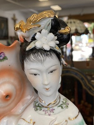 Geisha Porzellanfigur mit Sonnenschirm, 44,5 cm