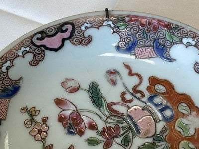 Famille-Rose-Koppchen mit Unterteller – Batavia-Braun, 18. Jh.