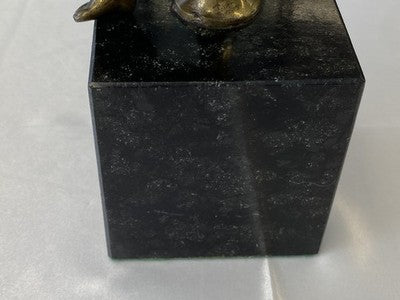 Bronze-Putto sitzend auf Marmorsockel, 22,5 cm
