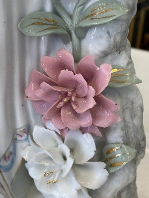 Geisha Porzellanfigur mit Blüten, handbemalt, 45,5 cm