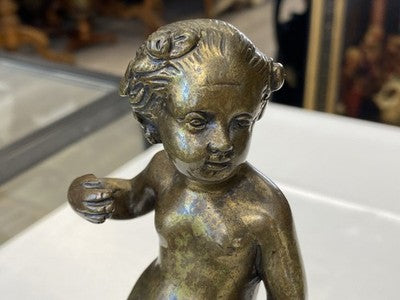 Bronze-Putto sitzend auf Marmorsockel, 22,5 cm