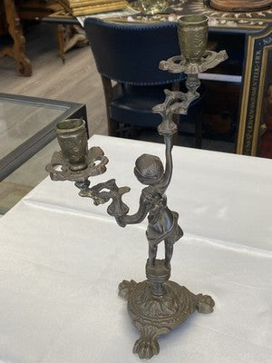 Zweiarmiger Kerzenleuchter mit Putto, antik, 31 cm