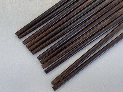 6 Paar Holz-Essstäbchen in geschnitzter Schatulle