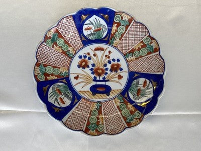 Imari-Teller mit Muschelrand, Japan um 1900, 21,9 cm