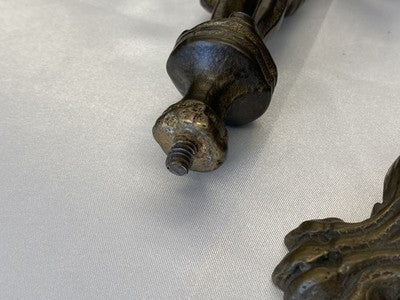 Zweiarmiger Kerzenleuchter mit Putto, antik, 31 cm