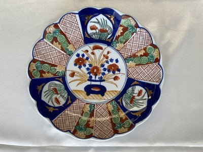 Imari-Teller mit Muschelrand, Japan um 1900, 21,4 cm
