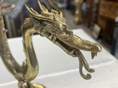 Zweiarmiger Kerzenleuchter Messing – Drachen-Darstellung, wohl China