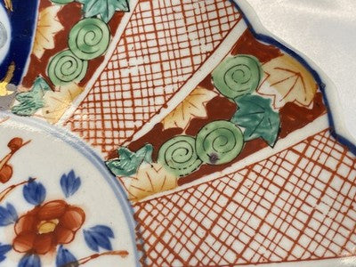 Imari-Teller mit Muschelrand, Japan um 1900, 22,3 cm