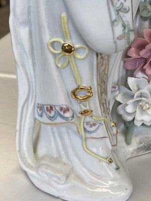 Geisha Porzellanfigur mit Blüten, handbemalt, 45,5 cm