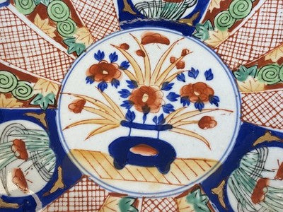 Imari-Teller mit Muschelrand, Japan um 1900, 21,4 cm