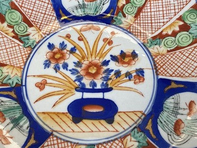 Imari-Teller mit Muschelrand, Japan um 1900, 22 cm