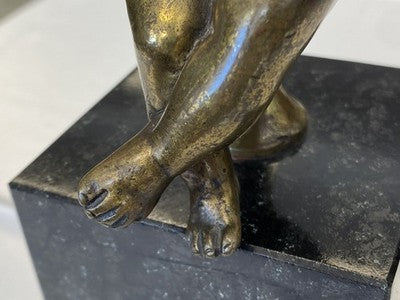 Bronze-Putto sitzend auf Marmorsockel, 22,5 cm