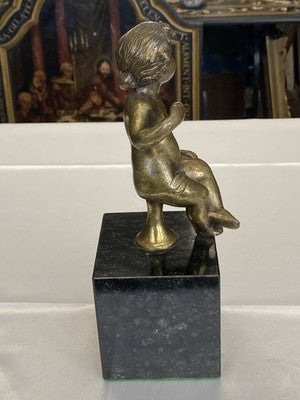 Bronze-Putto sitzend auf Marmorsockel, 22,5 cm