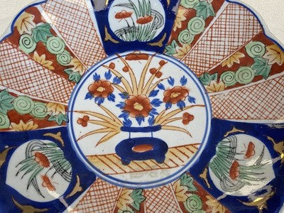 Imari-Teller mit Muschelrand, Japan um 1900, 22,2 cm