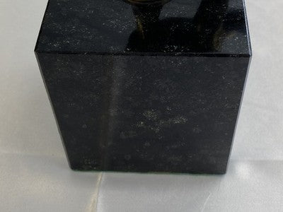 Bronze-Putto sitzend auf Marmorsockel, 22,5 cm