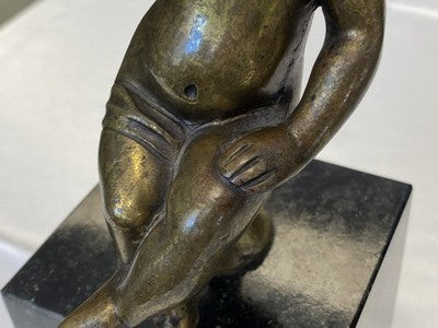 Bronze-Putto sitzend auf Marmorsockel, 22,5 cm
