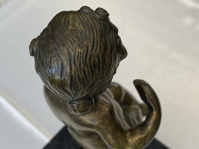 Bronze-Putto sitzend auf Marmorsockel, 22,5 cm