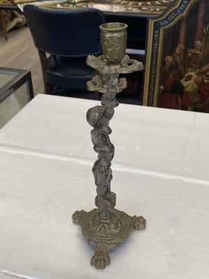 Zweiarmiger Kerzenleuchter mit Putto, antik, 31 cm