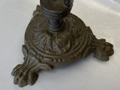 Zweiarmiger Kerzenleuchter mit Putto, antik, 31 cm