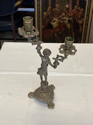 Zweiarmiger Kerzenleuchter mit Putto, antik, 31 cm