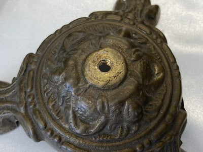 Zweiarmiger Kerzenleuchter mit Putto, antik, 31 cm