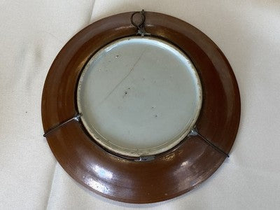 Famille-Rose-Koppchen mit Unterteller – Batavia-Braun, 18. Jh.