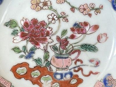 Famille-Rose-Koppchen mit Unterteller – Batavia-Braun, 18. Jh.