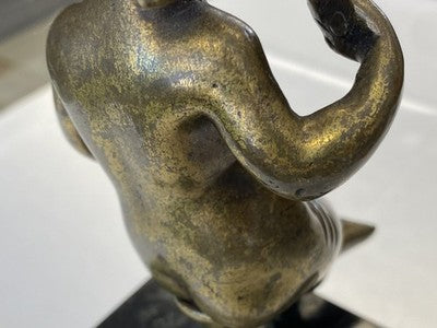 Bronze-Putto sitzend auf Marmorsockel, 22,5 cm
