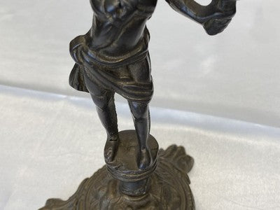Zweiarmiger Kerzenleuchter mit Putto, antik, 31 cm