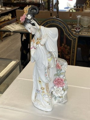 Geisha Porzellanfigur mit Blüten, handbemalt, 45,5 cm