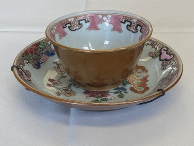 Famille-Rose-Koppchen mit Unterteller – Batavia-Braun, 18. Jh.