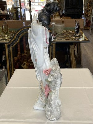 Geisha Porzellanfigur mit Blüten, handbemalt, 45,5 cm