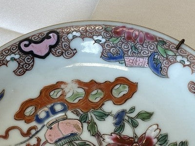 Famille-Rose-Koppchen mit Unterteller – Batavia-Braun, 18. Jh.
