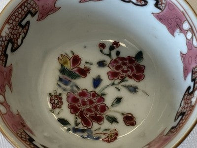 Famille-Rose-Koppchen mit Unterteller – Batavia-Braun, 18. Jh.