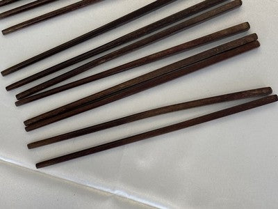 6 Paar Holz-Essstäbchen in geschnitzter Schatulle