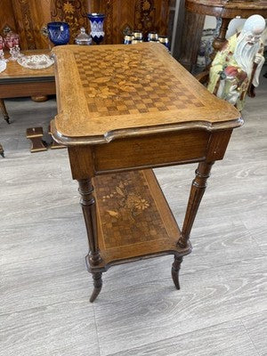 Antiker Nähtisch Nussbaum mit Marketerie, um 1870