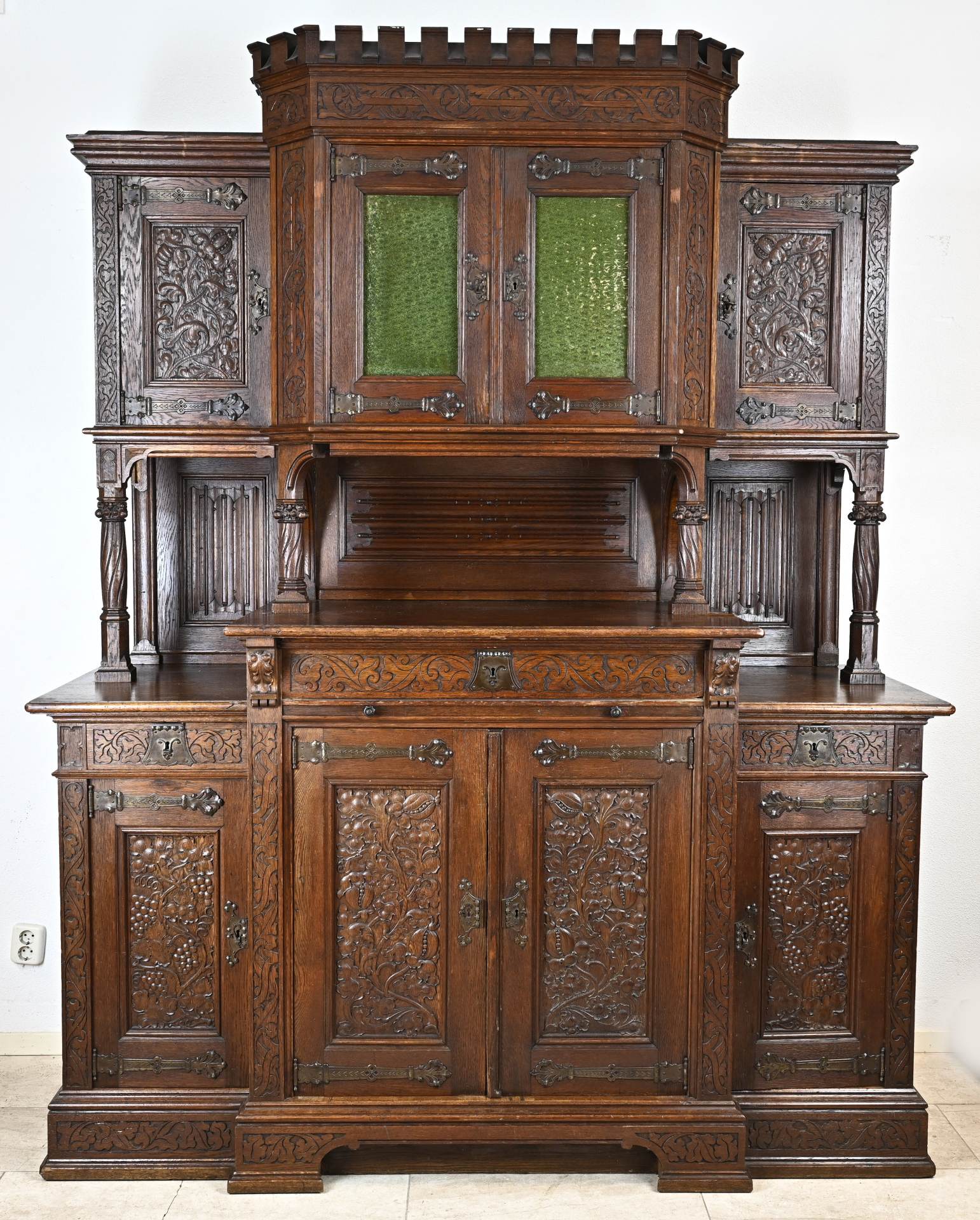 Buffetschrank Eiche Anrichte Historismus 19. Jahrhundert – geschnitztes Weinlaub, Neugotik &amp; Renaissance, zweiteiliges Aufsatzbuffet, deutsch