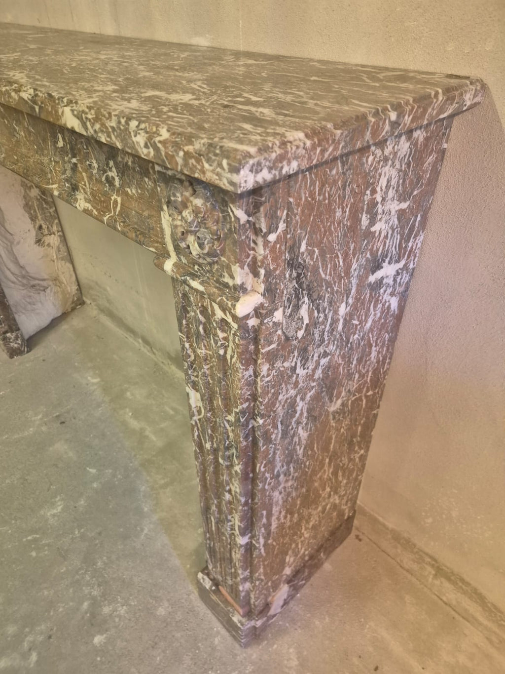 Antike Kaminumrandung / Kaminfassade – Kamin aus Marmor, Louis XVI, um 1780/1800 (restauriert)