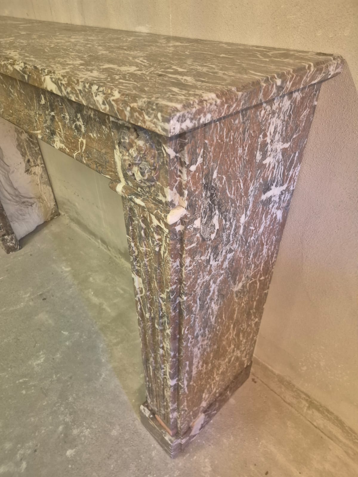 Antike Kaminumrandung / Kaminfassade – Kamin aus Marmor, Louis XVI, um 1780/1800 (restauriert)